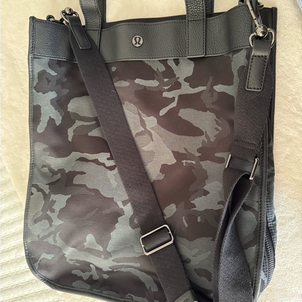 Lululemon TOTE Now and Always Black Camo Tote 15L
Expandable NWOT